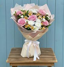 Букет цветов из:  Гвоздики, Орхидеи и Розы в Краснознаменске Калининградской области