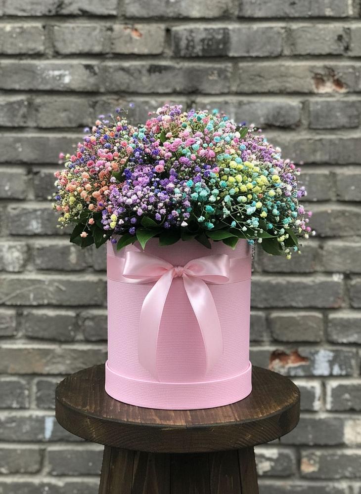 Цветочная композиция из Гипсофила и Розы в шляпной коробке в Краснознаменске Калининградской области