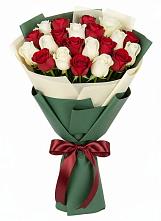 Букет Микс из красных и белых роз в Краснознаменске Калининградской области
