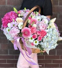 Цветочная композиция из Розы, Хризантемы, Пионы и Лизиантусы в корзине в Краснознаменске Калининградской области