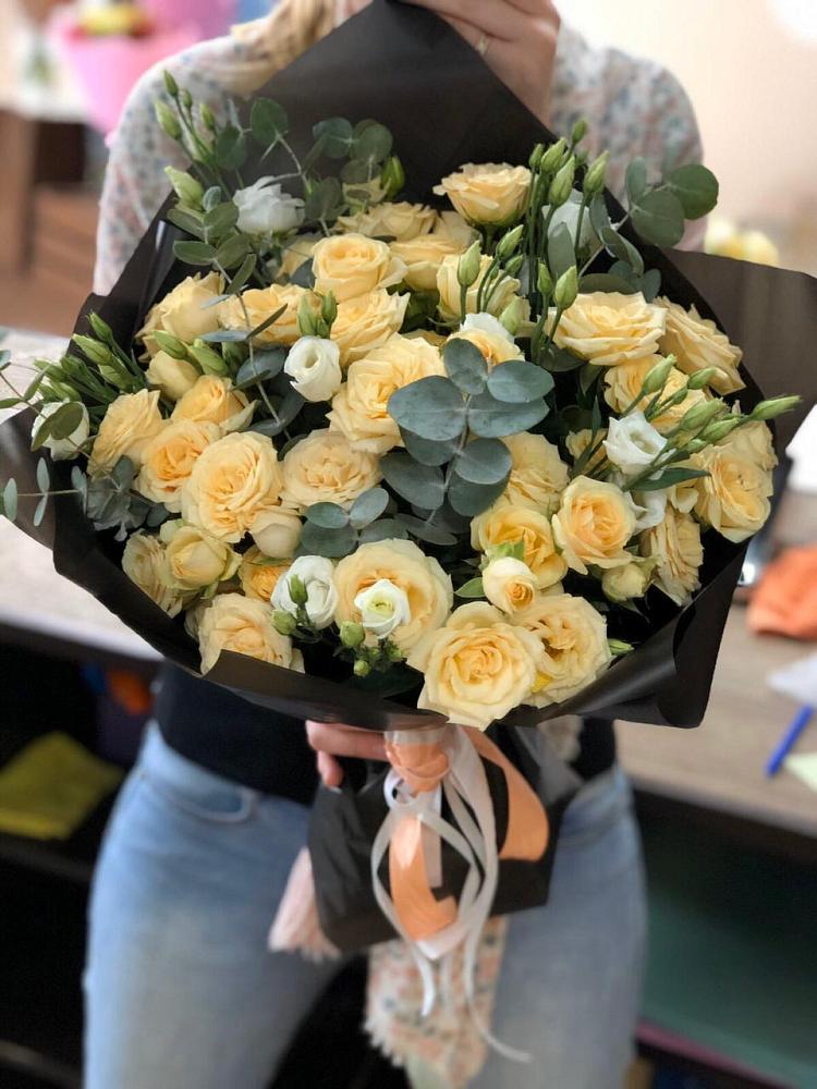 Букет цветов из: Розы и Лизиантусы в Краснознаменске Калининградской области