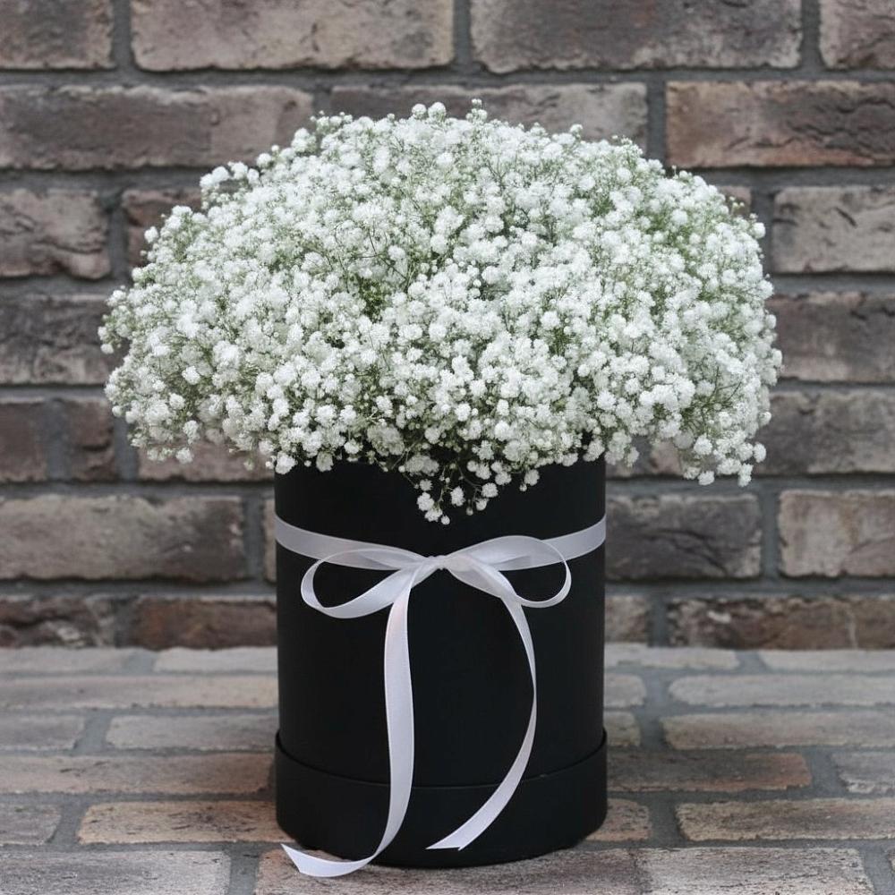 Цветочная композиция из Гипсофила в шляпной коробке в Краснознаменске Калининградской области