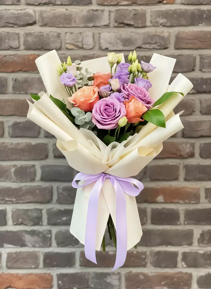 Букет цветов из: Лизиантусы и Розы в Краснознаменске Калининградской области