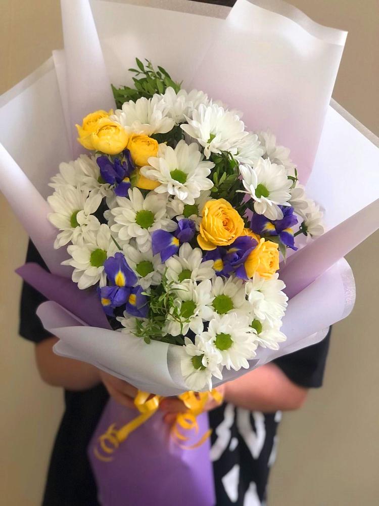Букет цветов из: Ирисы, Хризантемы и Розы в Краснознаменске Калининградской области