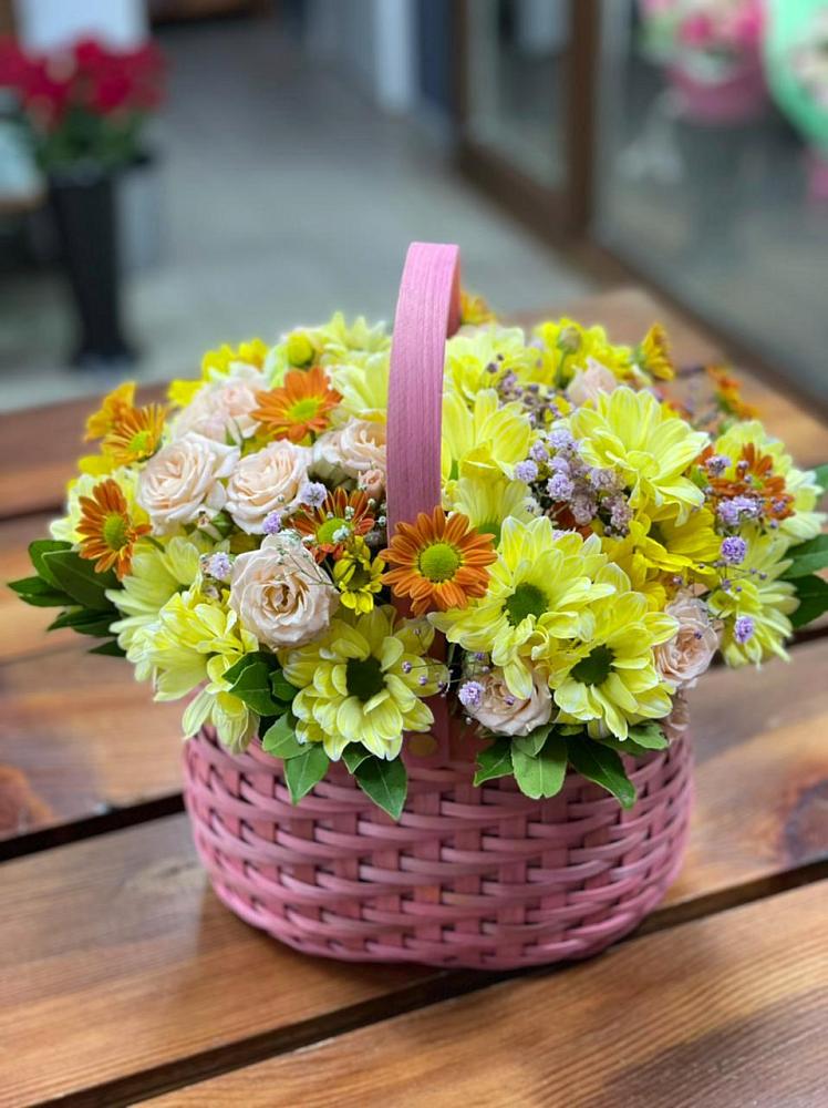 Цветочная композиция из Хризантемы и Розы в корзине в Краснознаменске Калининградской области
