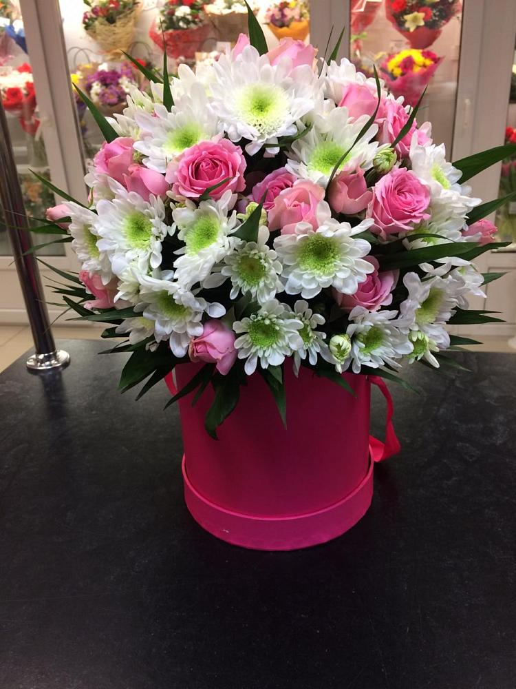 Цветочная композиция из Розы и Хризантемы в шляпной коробке в Краснознаменске Калининградской области