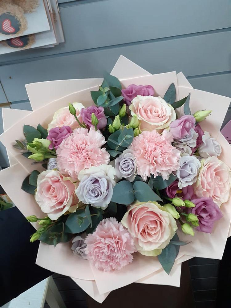 Букет цветов из: Розы, Гвоздики и Лизиантусы в Краснознаменске Калининградской области