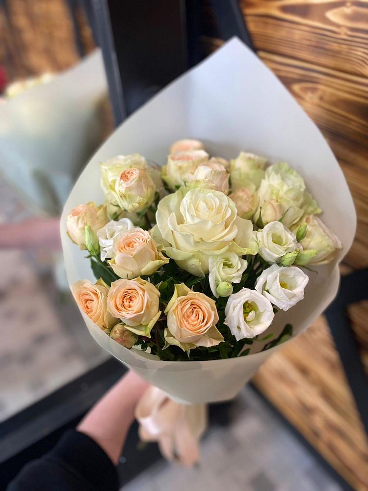 Букет цветов из: Розы и Лизиантусы в Краснознаменске Калининградской области